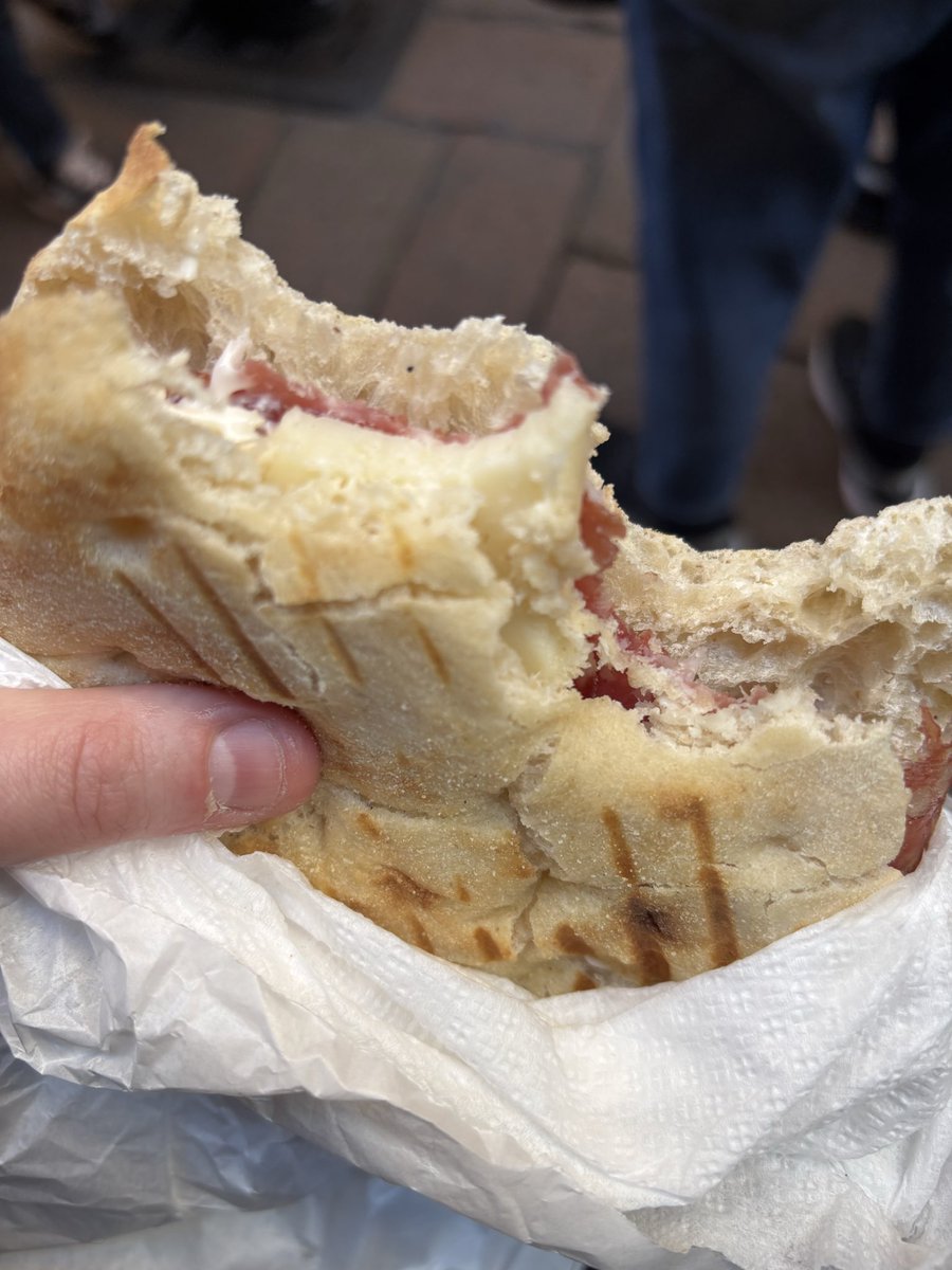 GaelleVanDerMaslow tweet media