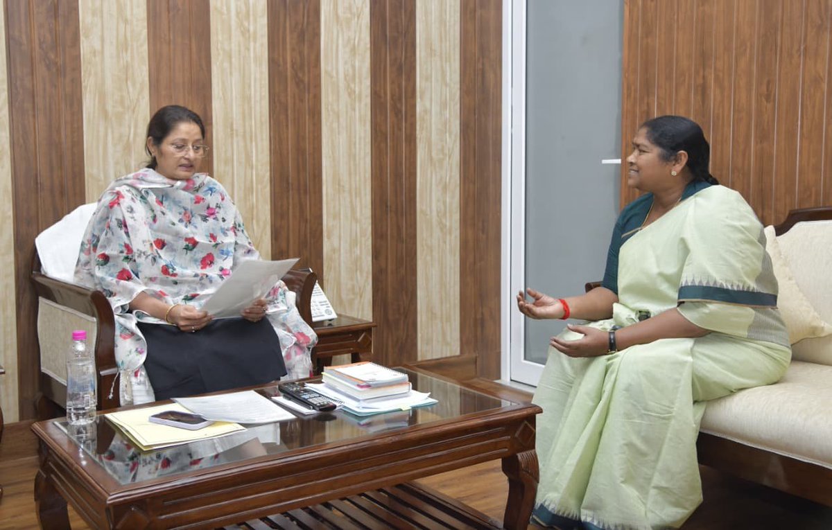 seethakkaMLA's tweet photo. Met Hon'ble Union Minister @Annapurna4BJP  in Delhi, thanked her for ₹10 crore funding for Mulugu district under Nirbhaya Fund.

Requested honorarium hike for crèche workers &amp; expedited fund release for state schemes #WomenEmpowerment #Telangana https://t.co/WXfJjR3PqQ