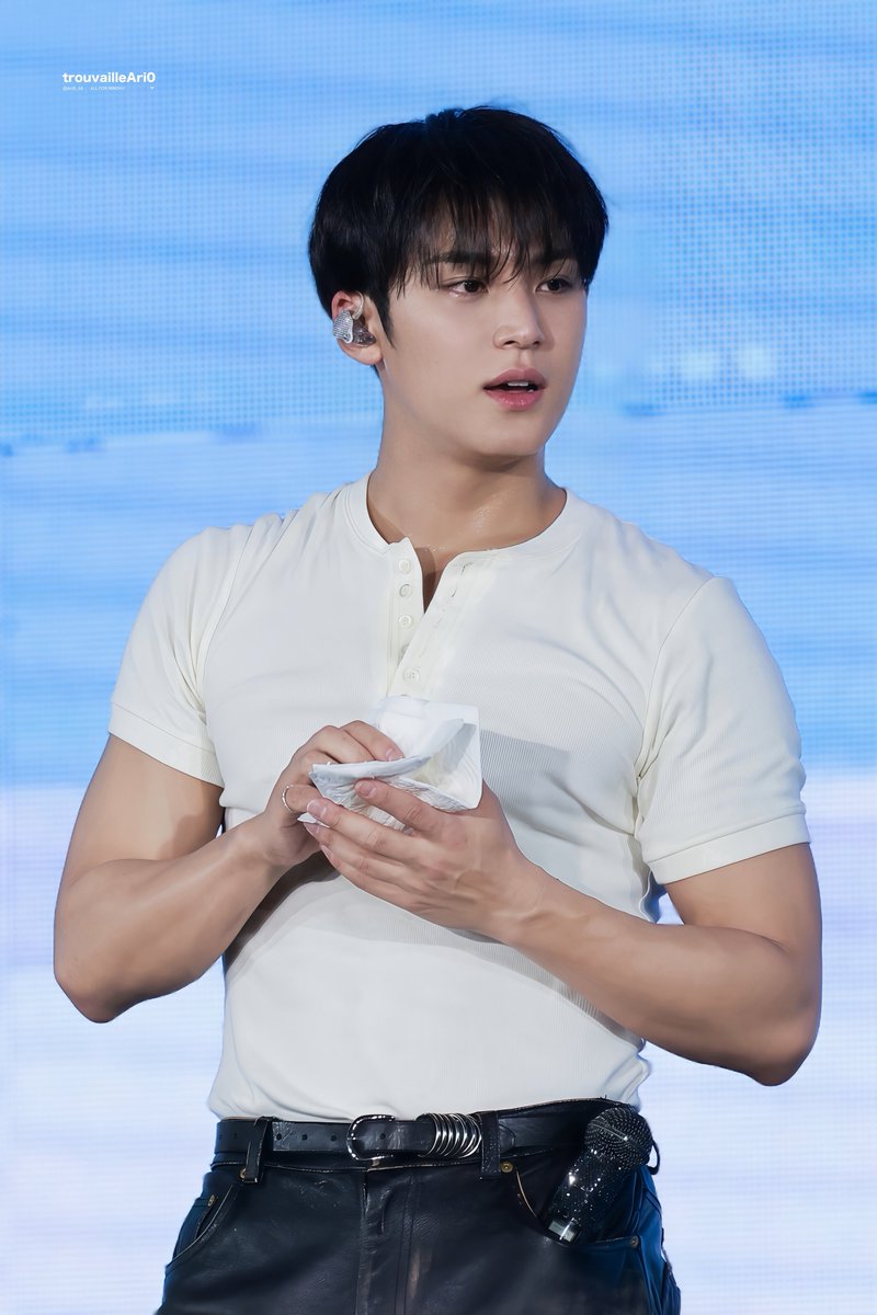 trouvailleAri0 tweet media