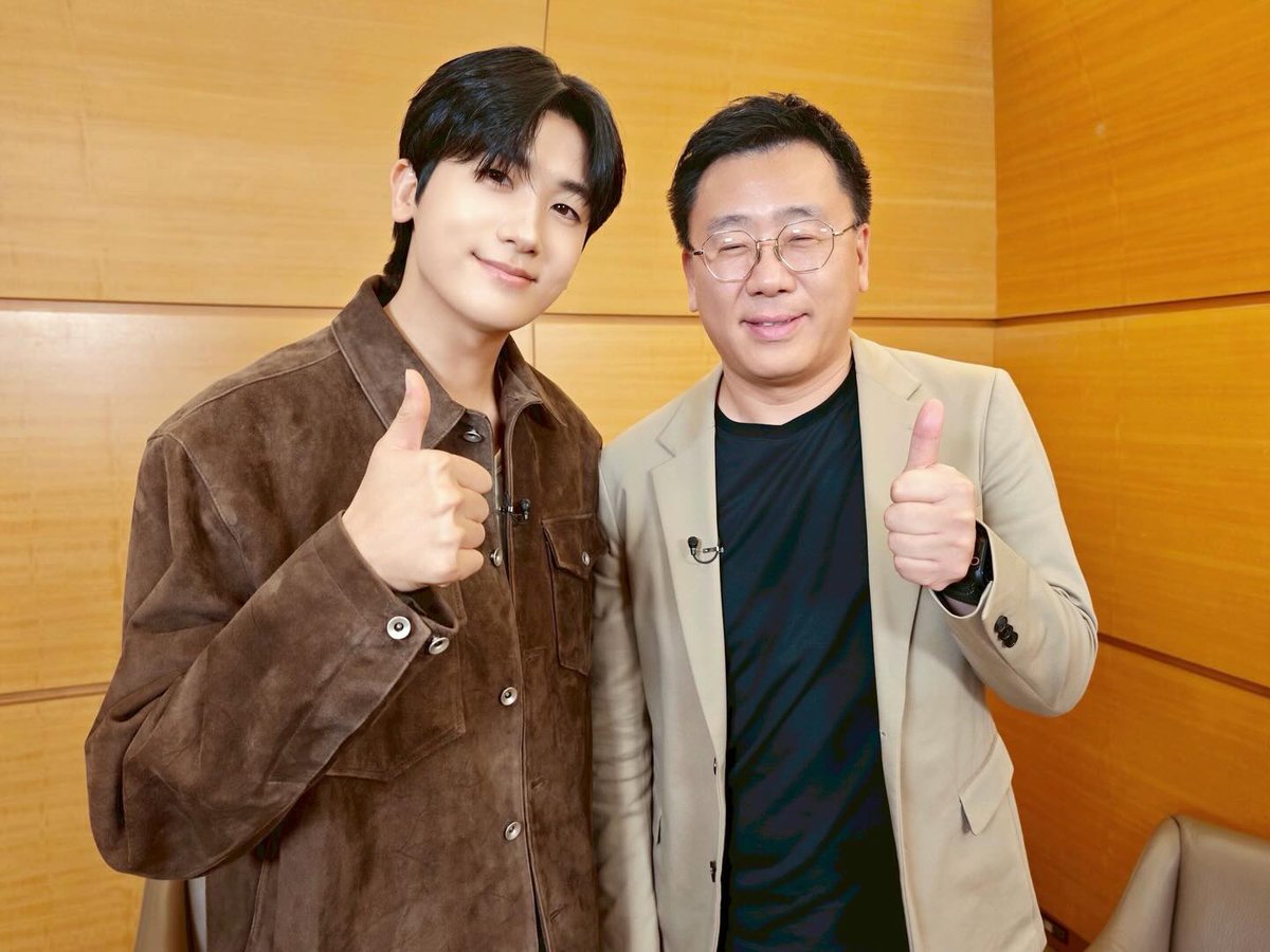 Kkorepo's tweet photo. #古家正亨、#パク・ヒョンシク とのあたたかいツーショット…「明日の大阪公演もよろしく」 
#パクヒョンシク  
🔗https://t.co/Z95edgQHsH https://t.co/SoBlZ6A7N0