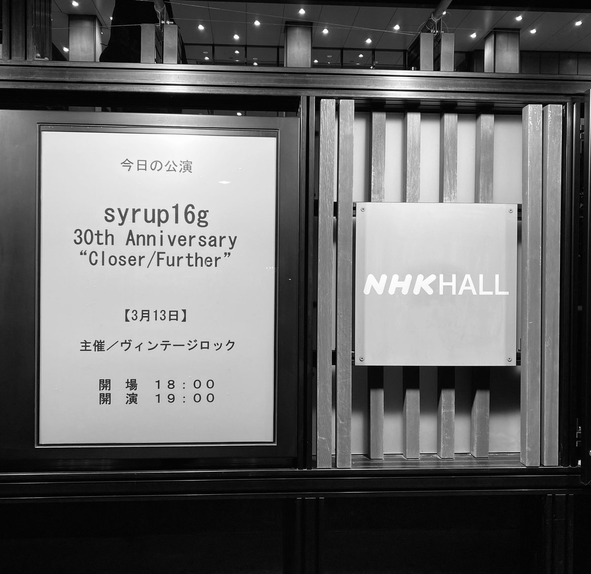 masaki_sep's tweet photo. 昨日今日、NHKホールにてsyrup16g 30thライブだった

友人のYさんがシロップオリジナルベストのCD-Rを作ってくれたのが20数年前

震える程美しい曲に出会った

昨日今日であのCD-Rに入ってた曲たち、沢山演奏してくれて嬉しかった

Yさんとは疎遠になってしまったけど、光るBadCatこの目に焼き付けたよ https://t.co/0HYukrKEqP