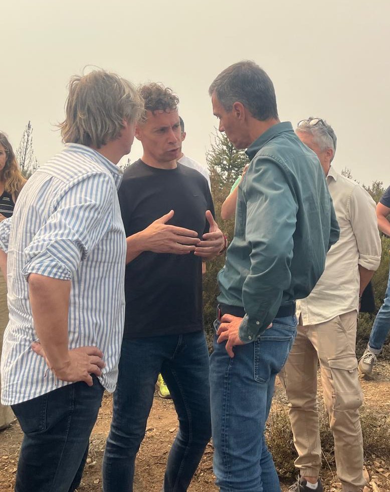 Parece un espantajo de trigal.