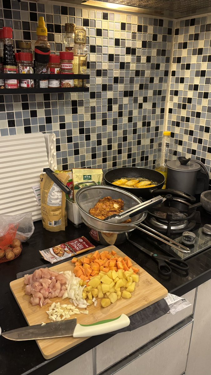 destayi's tweet photo. Menu hari ini: curry jepang+katsu ala2+ tempe. Tadinya mau bikin tempe tempura tapi lupa naroh tepung lagi dari sisa ayam hahaa https://t.co/TtSzJxq2zm