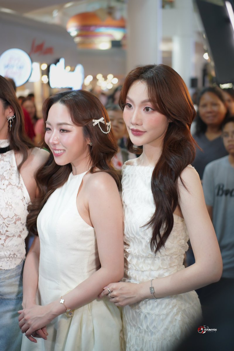 แหม๋ ๆ ๆ พอได้ยืนข้างสาวยิ้มหวานเชียวนะคุณระฟ้า

#atomapcy #mmersedes 
#Myonlysunshinetheseries 
 #aumaummarketXตะวันระฟ้า