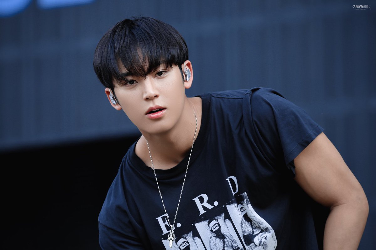 민규 머리 다듬고 뒷머리없으니까진짜서른살로안보이고 8살~24살정도로 뷰임