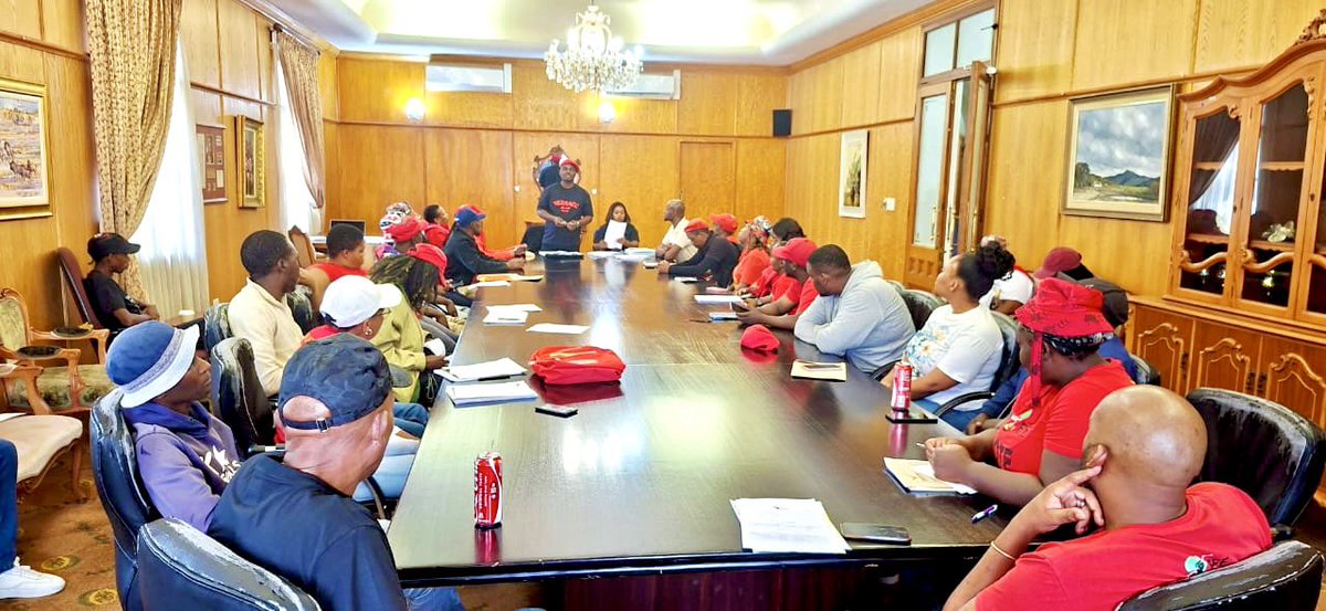 Mogale_eff's tweet photo. ♦️HAPPENING NOW♦️
MOGALE SRCT EXTENDED MEETING led by the Chairperson, Fighter Judas Makgopa, and SRCT members together with Councillors and the Youth Command.

The working meeting is held to report on the VDCCs and bus lists for Voter Registration Launch. https://t.co/y0tSuGW7YI