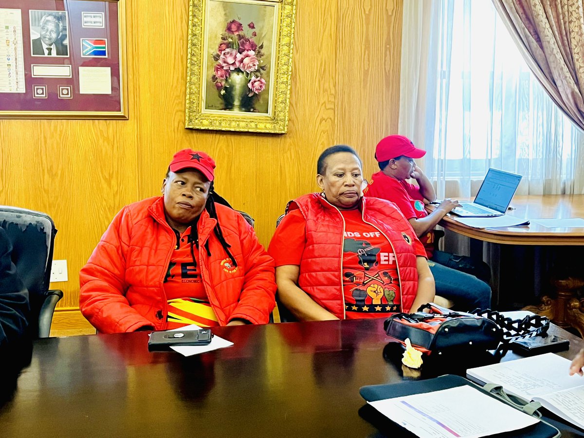 Mogale_eff's tweet photo. ♦️HAPPENING NOW♦️
MOGALE SRCT EXTENDED MEETING led by the Chairperson, Fighter Judas Makgopa, and SRCT members together with Councillors and the Youth Command.

The working meeting is held to report on the VDCCs and bus lists for Voter Registration Launch. https://t.co/y0tSuGW7YI