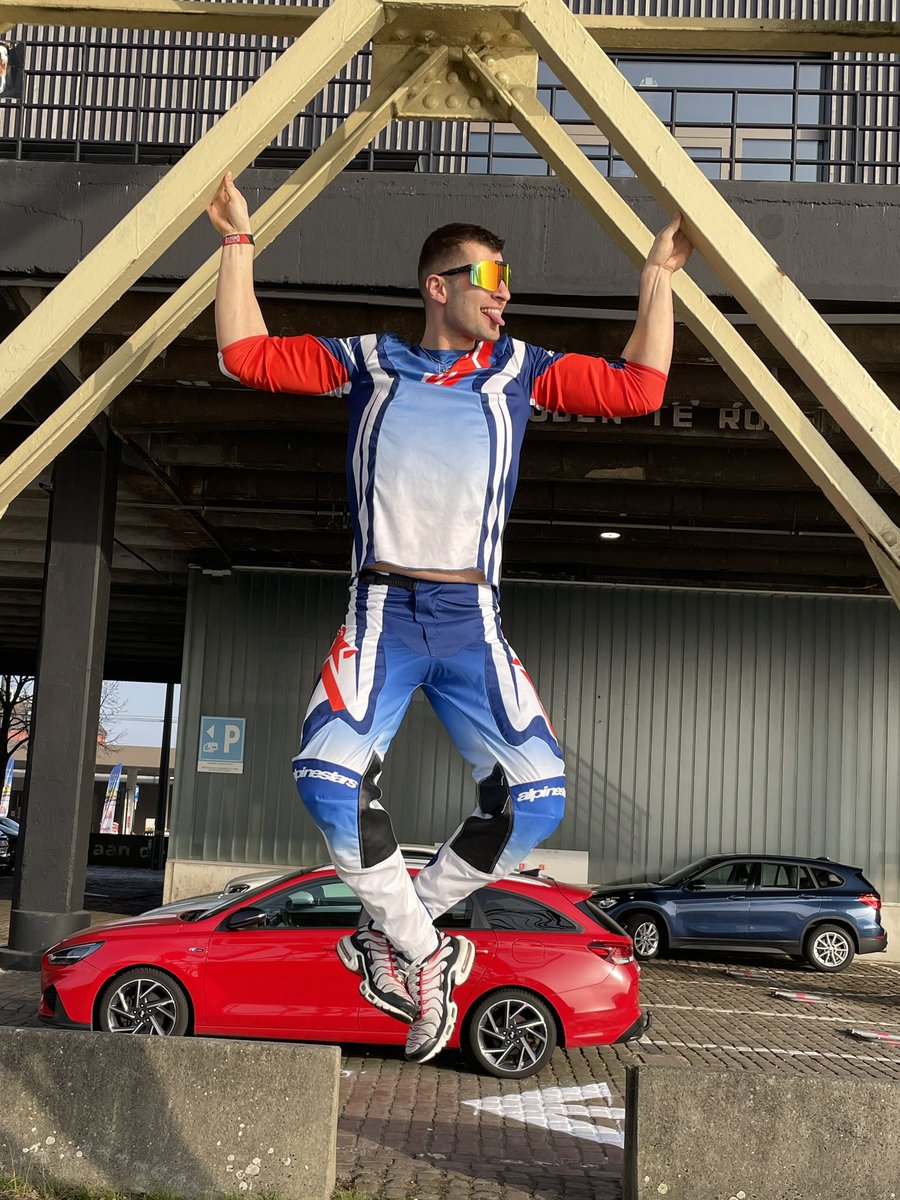 ShinyDeviant tweet media