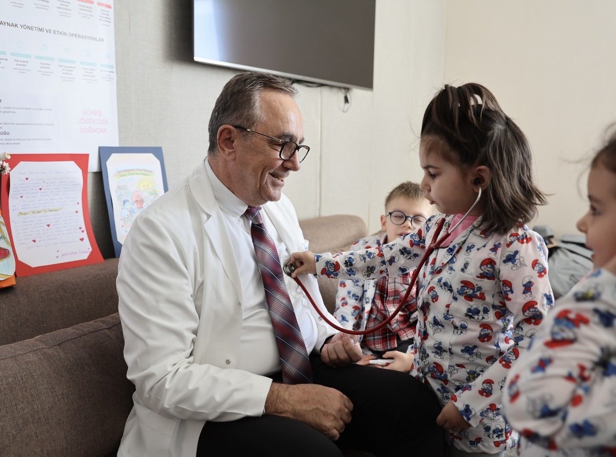 “ KALBİNİZ ÇOK SAĞLAM ÇÜNKÜ BİZİM İÇİN ÇARPIYOR “
İşte beni hayata bağlayan budur‼️
Bana mücadele azmi ve sonsuz enerji veren de yavrularımdır .
Size söz veriyorum çocuklarım, 
Lösemide %100 tedavi başarısını sağlamadan,
Ülkemizi kuruluş raylarına tekrar oturtmadan gitmek yok 🥰