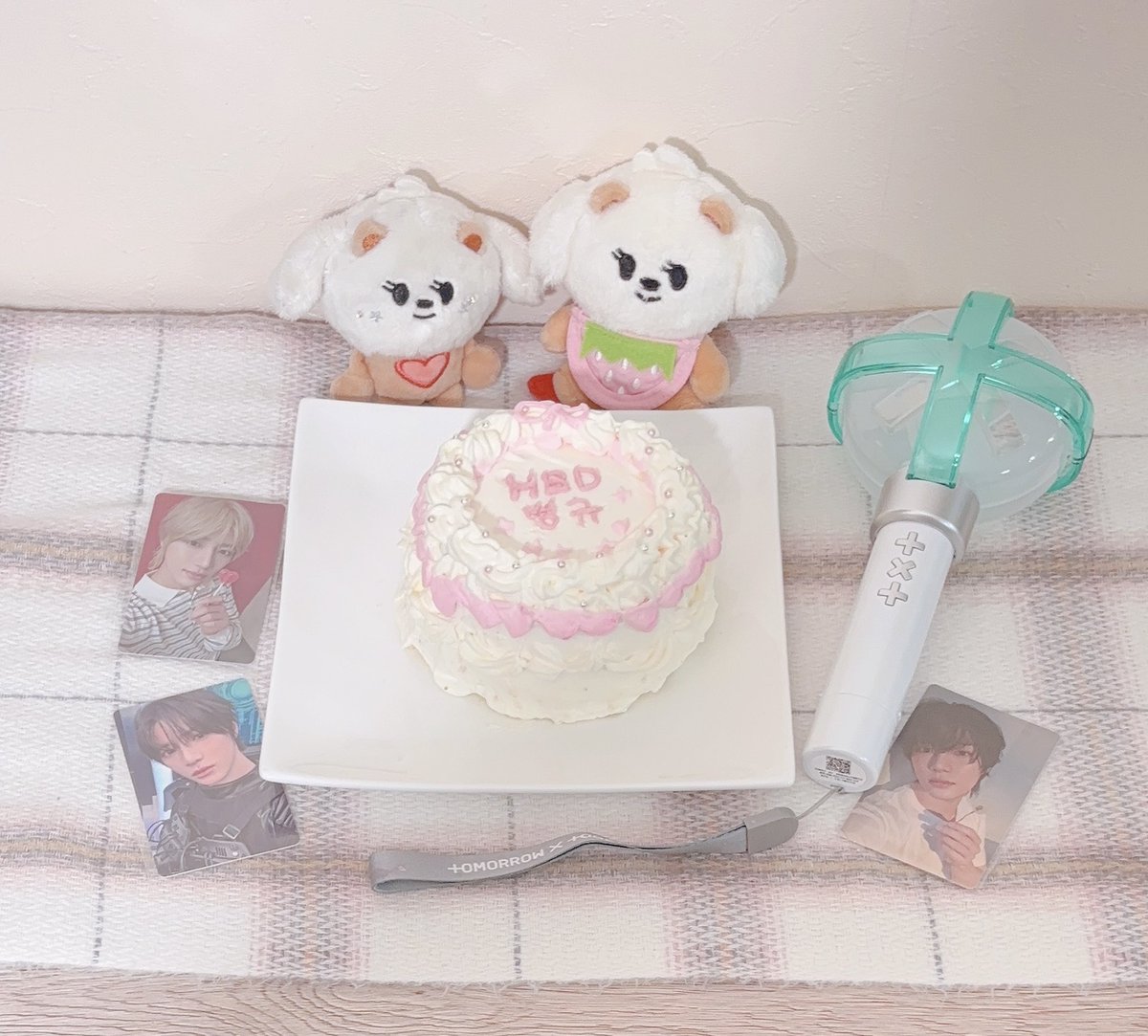 昨日写真撮るだけ撮って上げ忘れてたセンイルケーキ✨️遅れちゃったけどボムギュお誕生日おめでとう！！素敵な一年になりますように！
#HAPPY_BEOMGYU_DAY
#MOAの幸運のクローバーボムギュ
#OurHalfBeomgyuDay
