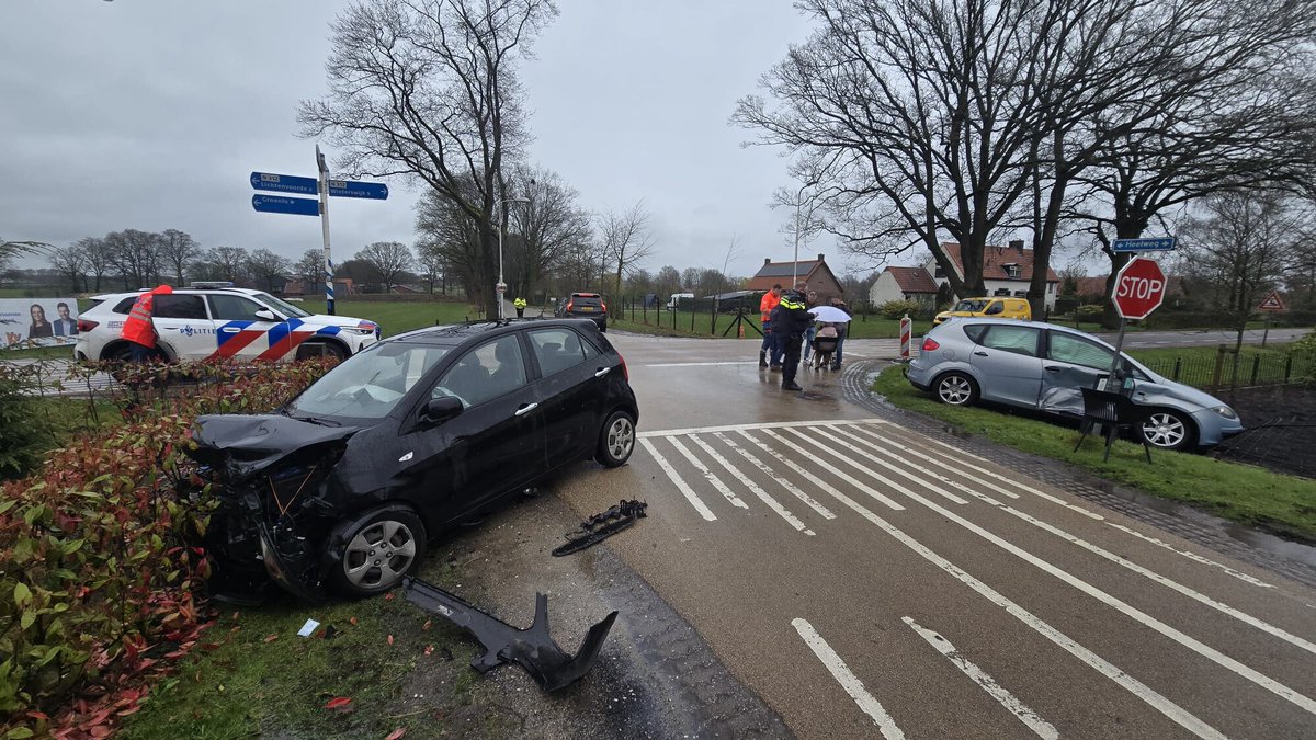 Botsing tussen twee auto's op kruising in Vragender