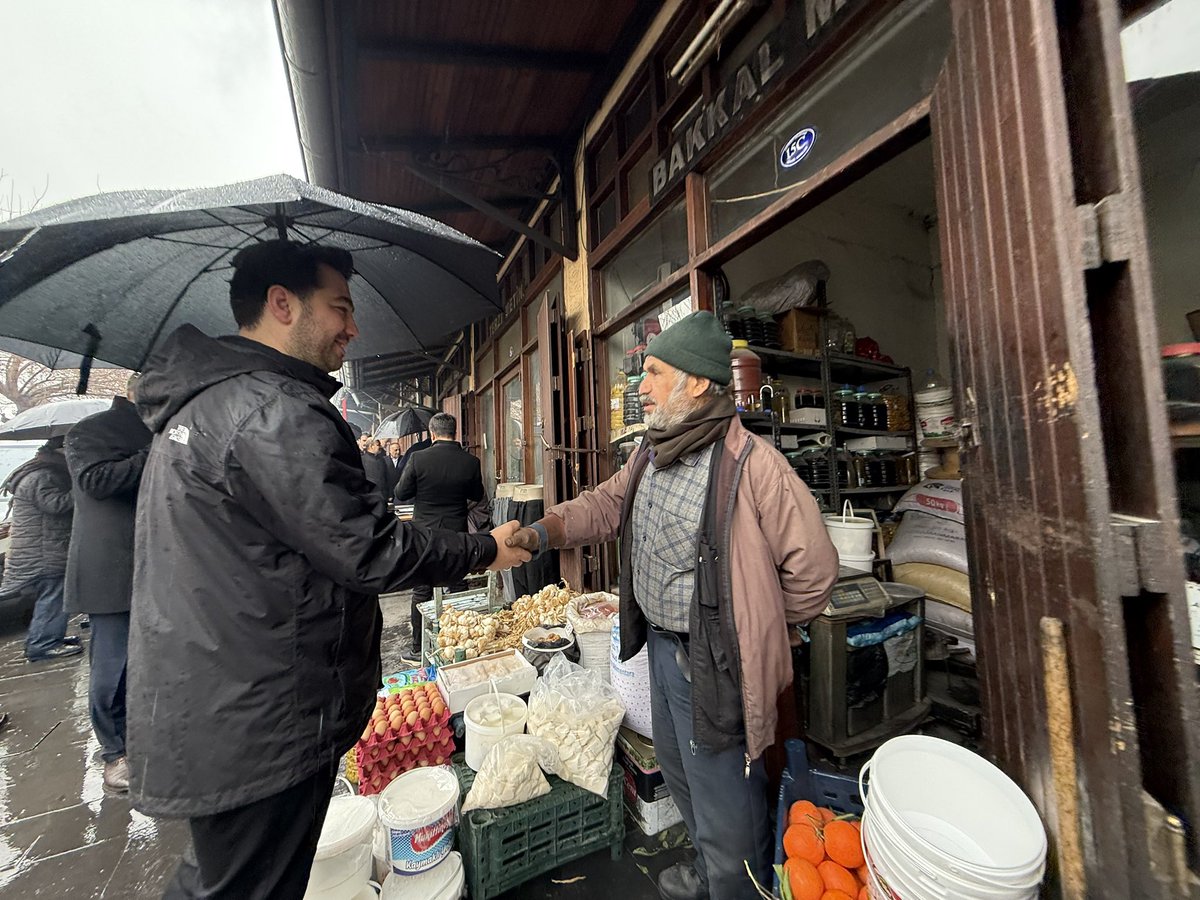 AK Parti Grup Başkan Vekilimiz Abdulhamit Gül, İl Başkanımız Fatih Muhaddis Fedaioğlu ve kıymetli teşkilat mensuplarımız ile birlikte Uzunçarşı Caddesi ve Kale civarındaki esnaflarımızı ziyaret ederek hasbihal ettik.

Birlik ve beraberlik içerisinde, şehrimiz ve hemşehrilerimiz