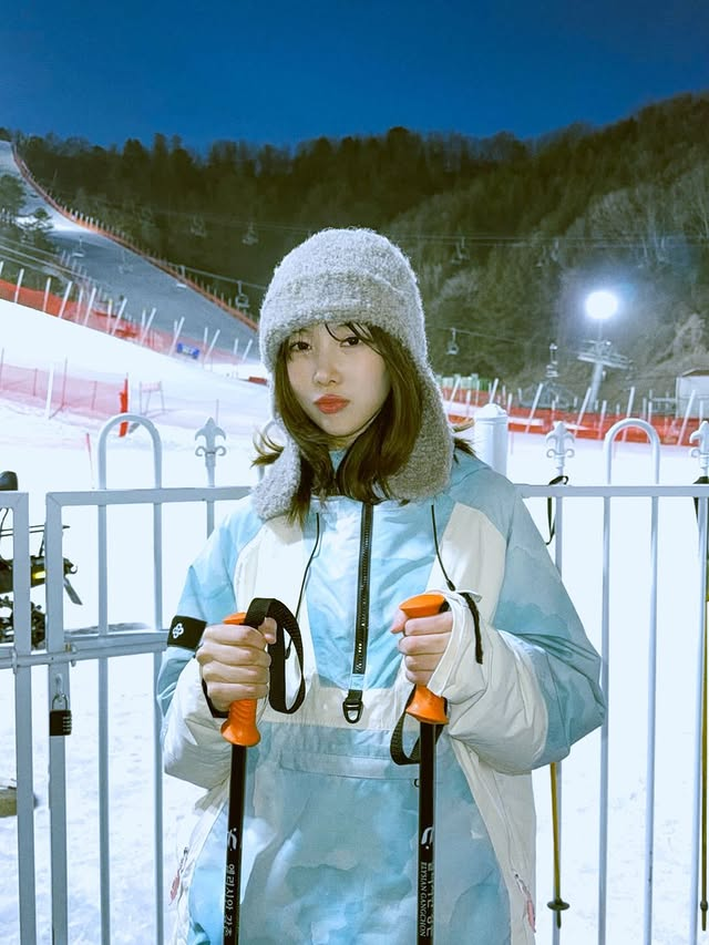 yoohtyeon's tweet photo. Mon cher hiver! ❤︎ Honestly, I couldn’t miss the chance and went skiing right away. I took with me someone silly, but she was cute and good at taking pictures of me. So, 내년에도 스키장 갈 사람????? The answer is: @sieyeonlee :D https://t.co/RRQpZi5MSQ