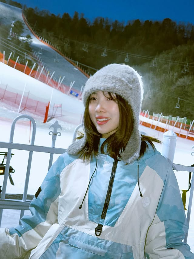yoohtyeon's tweet photo. Mon cher hiver! ❤︎ Honestly, I couldn’t miss the chance and went skiing right away. I took with me someone silly, but she was cute and good at taking pictures of me. So, 내년에도 스키장 갈 사람????? The answer is: @sieyeonlee :D https://t.co/RRQpZi5MSQ