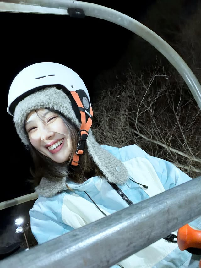 yoohtyeon's tweet photo. Mon cher hiver! ❤︎ Honestly, I couldn’t miss the chance and went skiing right away. I took with me someone silly, but she was cute and good at taking pictures of me. So, 내년에도 스키장 갈 사람????? The answer is: @sieyeonlee :D https://t.co/RRQpZi5MSQ