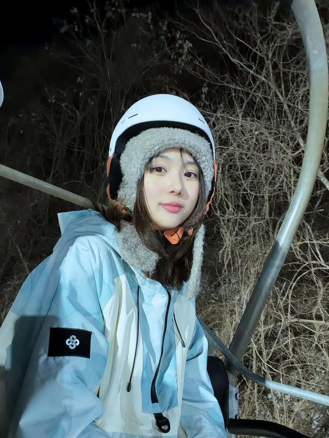 yoohtyeon's tweet photo. Mon cher hiver! ❤︎ Honestly, I couldn’t miss the chance and went skiing right away. I took with me someone silly, but she was cute and good at taking pictures of me. So, 내년에도 스키장 갈 사람????? The answer is: @sieyeonlee :D https://t.co/RRQpZi5MSQ