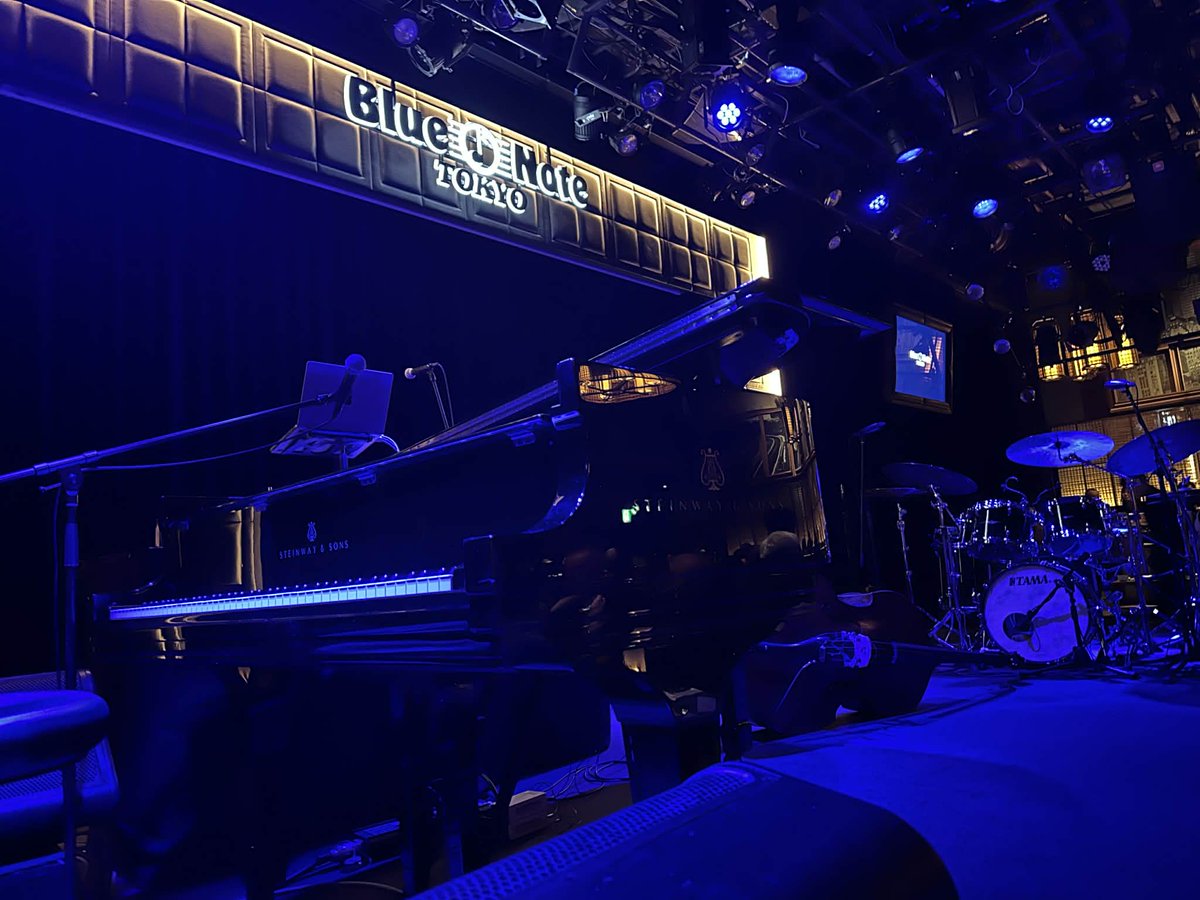 ブルーノート東京にてロバート・グラスパーのライヴ

youtube.com/watch?v=m74dtE…

今回はピアノ・トリオということで（＋DJ）、今まででは初の編成

が、いつもと変わらず、淡々と彼らしいステージ

いつも同じ印象で特に感銘を受けるわけでもないのだが、毎回足を運んでしまう不思議な魅力がある人です