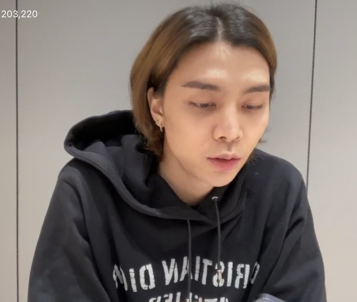 “ปะป๊าทำทำไม ทำทำไม!”
“ทะเลาะอะไรกันอีกแล้วครับพ่อลูก”
“หม่าม้าคับ ปะป๊าทำเยโก้น้องล้ม!”
“แค่นี้เองครับลูก เดี๋ยวหม่าม้าช่วยต่อใหม่นะ”
”ไม่เอา ปะป๊ามาต่อ มาต่อเย้ย!!!“
“ครับๆคุณชาย”

*ครั้งแรกที่จิ๋วมะเอาหม่าม้า