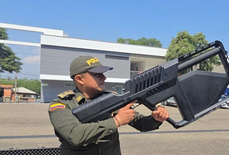 BluRadioCo's tweet photo. El Ministerio de Defensa anunció el inicio de pruebas del Escudo Nacional Antidrones, proyecto de $6,2 billones para enfrentar el uso de drones por grupos criminales. Las evaluaciones se realizarán del 23 de marzo al 10 de abril. 21 países y 115 empresas han sido invitados a presentar tecnologías para detectar, anticipar y neutralizar estas amenazas. #VocesySonidos