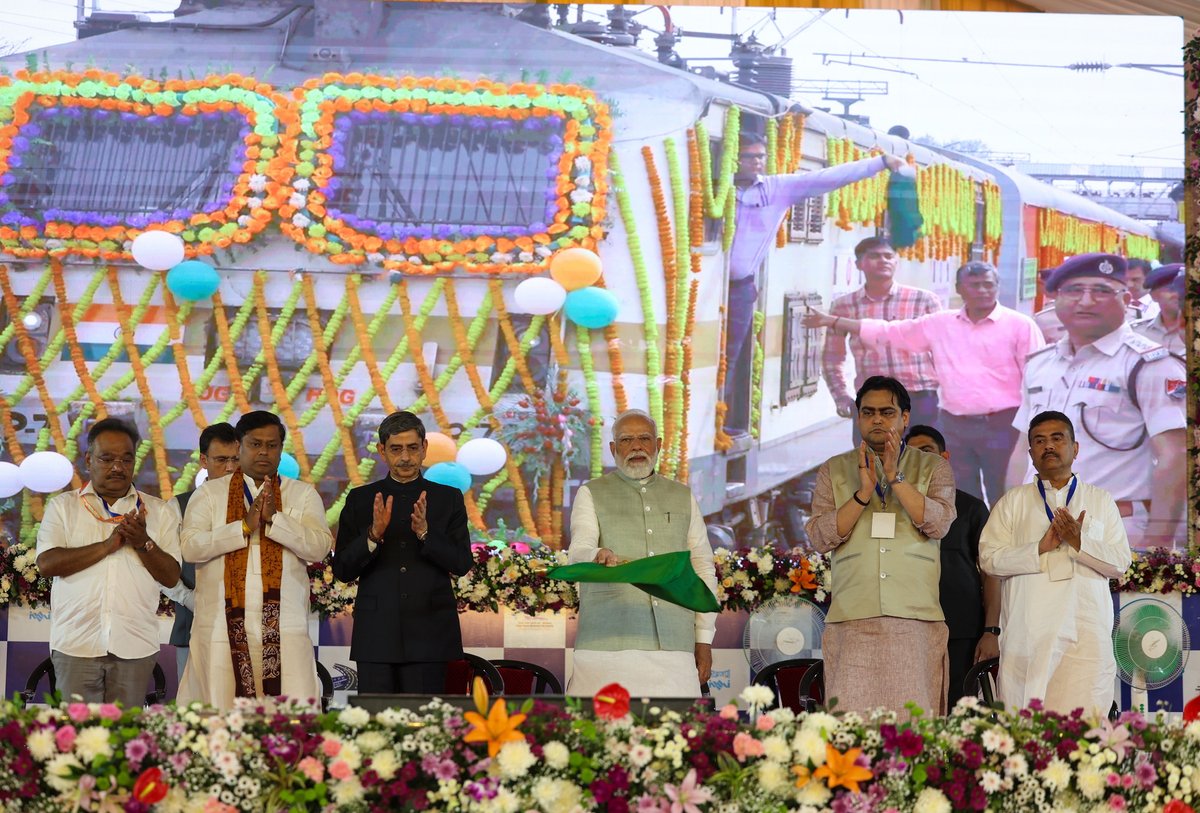 Shantanu_bjp's tweet photo. Boosting Development in Eastern India.

Addressed a gathering in the presence of Hon’ble PM Shri @NarendraModi ji at a programme dedicated for inauguration &amp; foundation stone laying of various projects in Kolkata.
📍Brigade Parade Ground,WB
#PMModiInBengal #Brigade4Poriborton
1/3 https://t.co/buNyUlCW1g