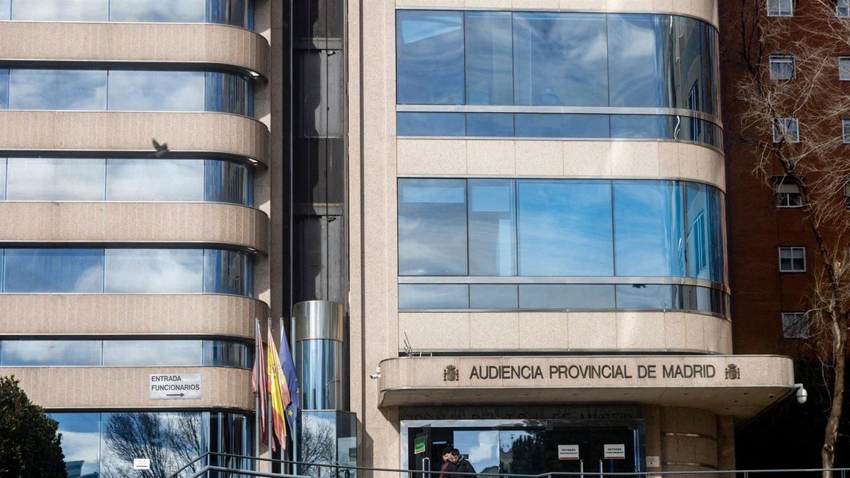 ArgandaNoticias's tweet photo. Seis años de cárcel por atropellar a un hombre tras una reyerta en una discoteca de Arganda https://t.co/OlhBi3KdLX https://t.co/4vSChAaxpc