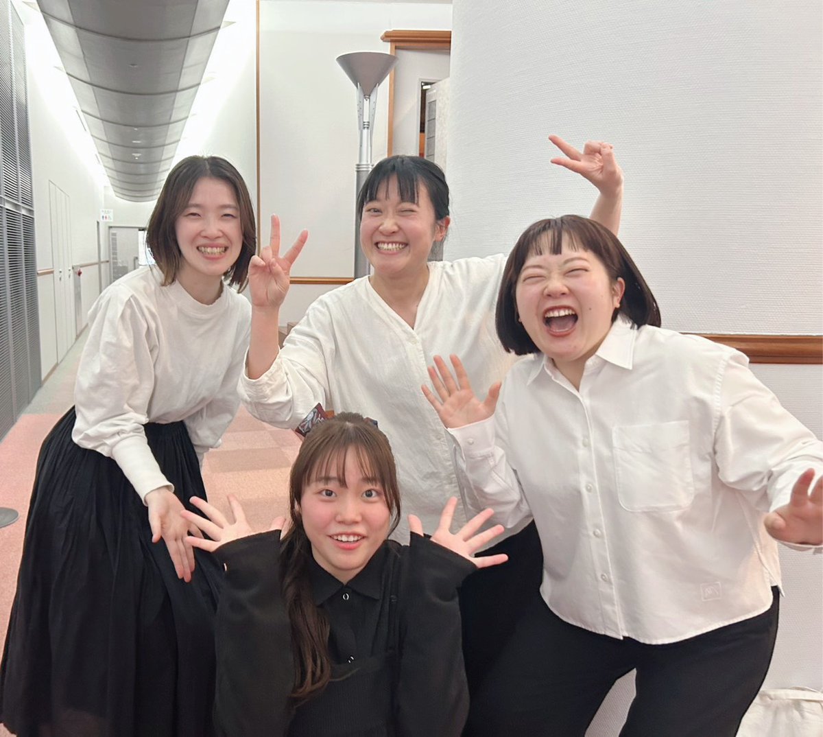 優秀賞をいただくことができました😭
キッズみんな頑張ってくれたおかげでチームとして、初めて賞をいただくことが出来ました！
そして、帰りには憧れの方々に会えてウハウハな1日になりました！ありがとうございました！
#はつかいち朗読コンクール
#ウッドワンさくらぴあ
#はつかいち
#朗読