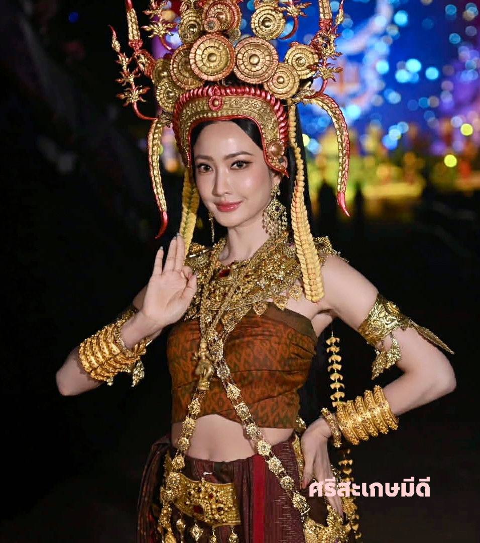 thin_thazin97's tweet photo. Taew Natapohn နဲ့ ရိုးရာဝတ်စုံဆိုတာ ခွဲမရအောင်ကိုလိုက်ဖက်နေတာမျိုး
အဟုတ်...မယုံမရှိနဲ့🫶🥺

လှပ တောက်ပနေလိုက်တာ✨

Picrd to owners 

#taewaew_natapohn 
#แต้วณฐพร
#AllAboutTaewNatapohn_Myanmar https://t.co/DzGxWqvktl