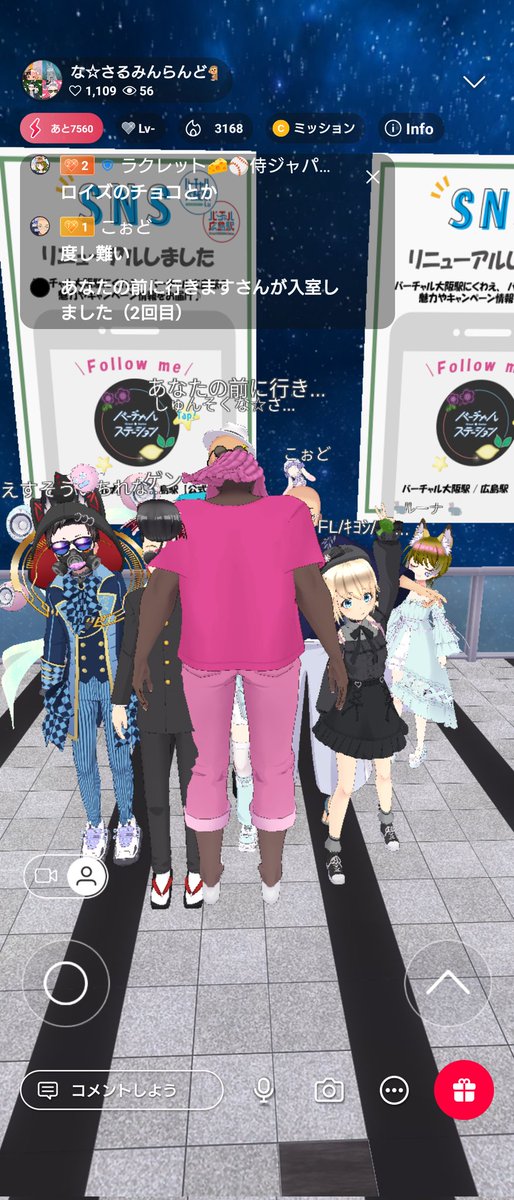 FL_R930's tweet photo. さるみんさんとのチェキと
謎の集団の中心に降ってきたラクさん https://t.co/gvJaBQJAdi