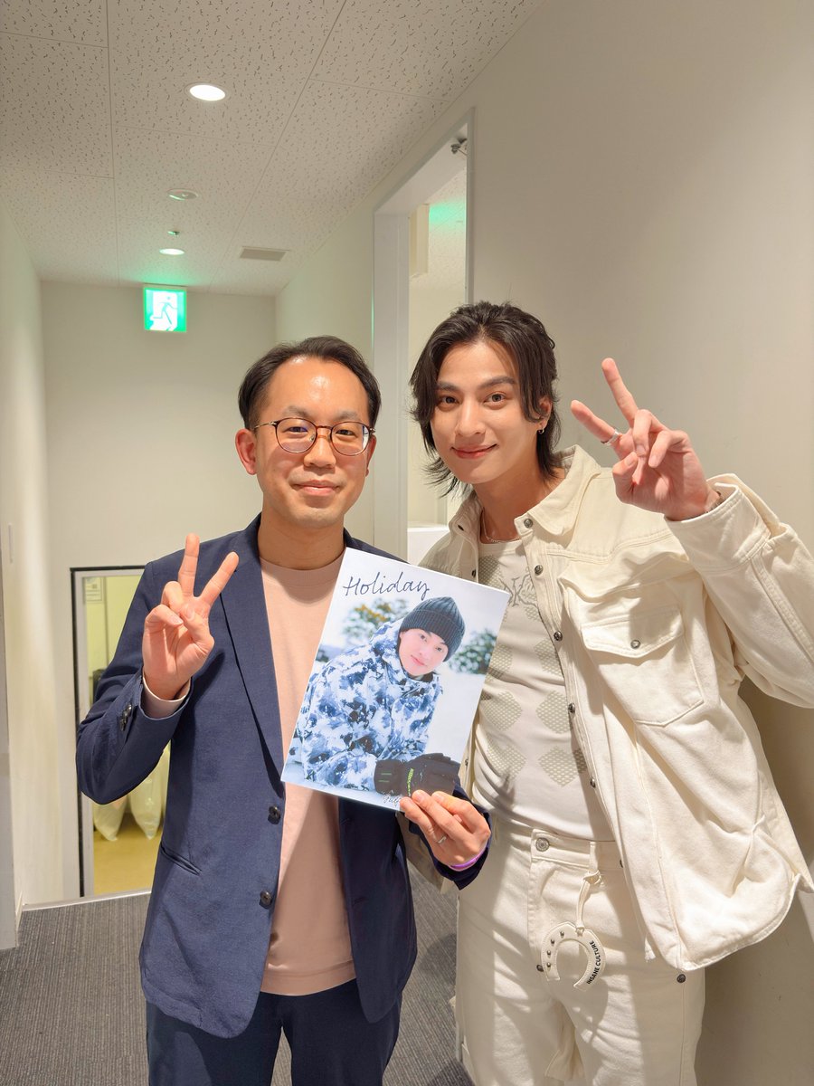 sh0f's tweet photo. 「Gulf Fanmeeting 2026 - Piece of White-」、MCと通訳でした。冬から春に向かっていくようなホッとする雰囲気をGulfさんがつくり出してくれるファンミーティング、とても楽しかったです。

今日発売の写真集「Holiday」で思い出を振り返って、また次に会えるときを一緒に待ちましょう〜！ありがとうございました。

ไปเป็น MC+ล่ามในงาน “Gulf Fanmeeting 2026 - Piece of White-” มาครับ บรรยากาศอบอุ่นเหมือนฤดูกาลกำลังจะเปลี่ยนจากฤดูหนาวไปเป็นฤดูใบไม้ผลิ ถือเป็นความสุขที่น้องกลัฟกับแฟนคลับทุกท่านสร้างขึ้นด้วยกันครับ

เราจะย้อนความทรงจำของวันนี้และให้หายความคิดถึงกันด้วยโฟโต้บุ๊คสุดพิเศษ “Holiday” ที่ได้มาวันนี้ จนกว่าจะได้พบกันอีกในโอกาสหน้า ขอบคุณมาก ๆ ครับ