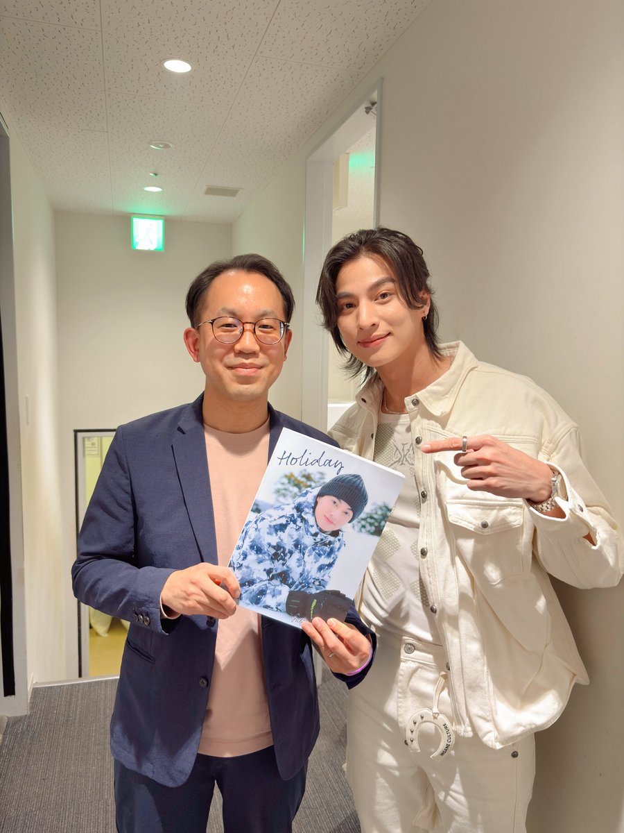 sh0f's tweet photo. 「Gulf Fanmeeting 2026 - Piece of White-」、MCと通訳でした。冬から春に向かっていくようなホッとする雰囲気をGulfさんがつくり出してくれるファンミーティング、とても楽しかったです。

今日発売の写真集「Holiday」で思い出を振り返って、また次に会えるときを一緒に待ちましょう〜！ありがとうございました。

ไปเป็น MC+ล่ามในงาน “Gulf Fanmeeting 2026 - Piece of White-” มาครับ บรรยากาศอบอุ่นเหมือนฤดูกาลกำลังจะเปลี่ยนจากฤดูหนาวไปเป็นฤดูใบไม้ผลิ ถือเป็นความสุขที่น้องกลัฟกับแฟนคลับทุกท่านสร้างขึ้นด้วยกันครับ

เราจะย้อนความทรงจำของวันนี้และให้หายความคิดถึงกันด้วยโฟโต้บุ๊คสุดพิเศษ “Holiday” ที่ได้มาวันนี้ จนกว่าจะได้พบกันอีกในโอกาสหน้า ขอบคุณมาก ๆ ครับ