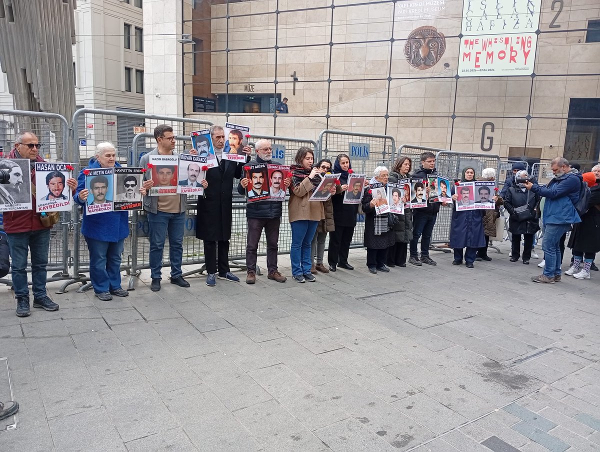 insanhaklariCHP's tweet photo. İnsan Hakları Komitemiz adalet arayanların yanında.   

Komitemiz, Cumartesi Anneleri'nin 1094. hafta eylemine ve İnsan Hakları Derneği (İHD) İstanbul Şubesi Hapishane Komisyonun düzenlediği Hasta Mahpuslarla ilgili basın açıklamasının 729. F oturumuna katıldı. https://t.co/bn2DzXrWH9