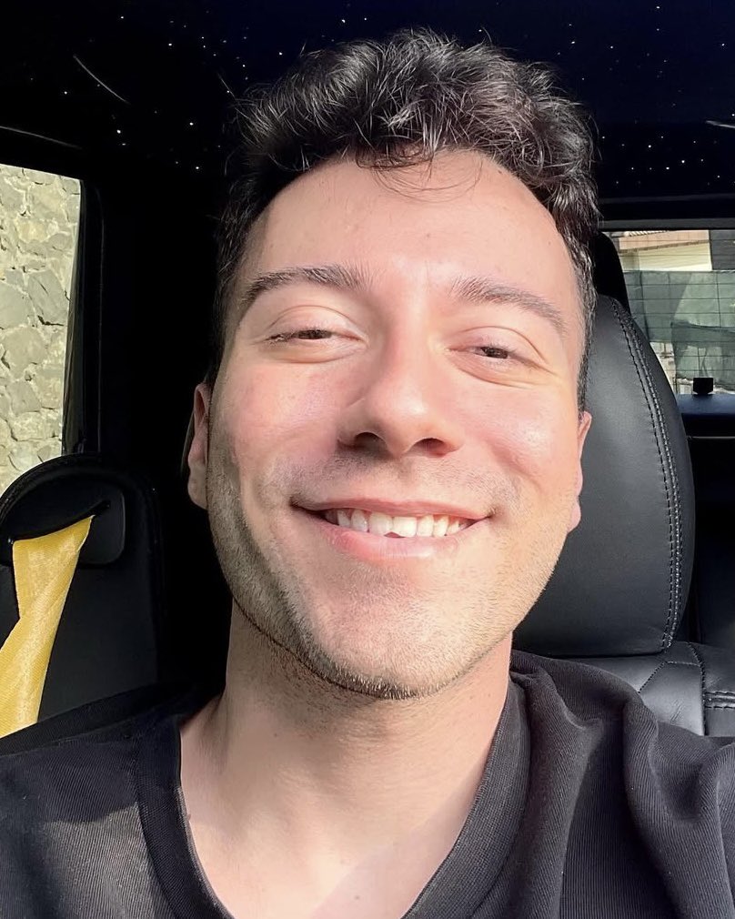 Zor dönemden geçen Enes Batur, takipçilerine tavsiye verdi:

“Dünyanın bir yerinde çocuklar açlıktan öl*rken, bombalar düşerken bir taraf güzellik içinde yaşıyor. Herkes haline şükretmeli. Annen, baban kardeşin hayattaysa ve onlarla güzel bir anı paylaşabiliyorsan şükretmelisin.“