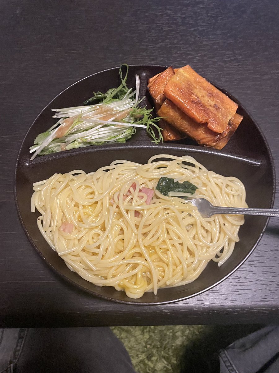昨日：鶏肉の水炊き鍋の残りを使ったニンニクと生姜🫚たっぷりの醤油白湯ラーメン🍜

今日：冷凍カルボナーラ＆バターと塩のみ人参ステーキ🥕＆水菜のとりあえず野菜食べとけば良いだろ晩御飯セット

惰性と栄養が詰まった俺飯