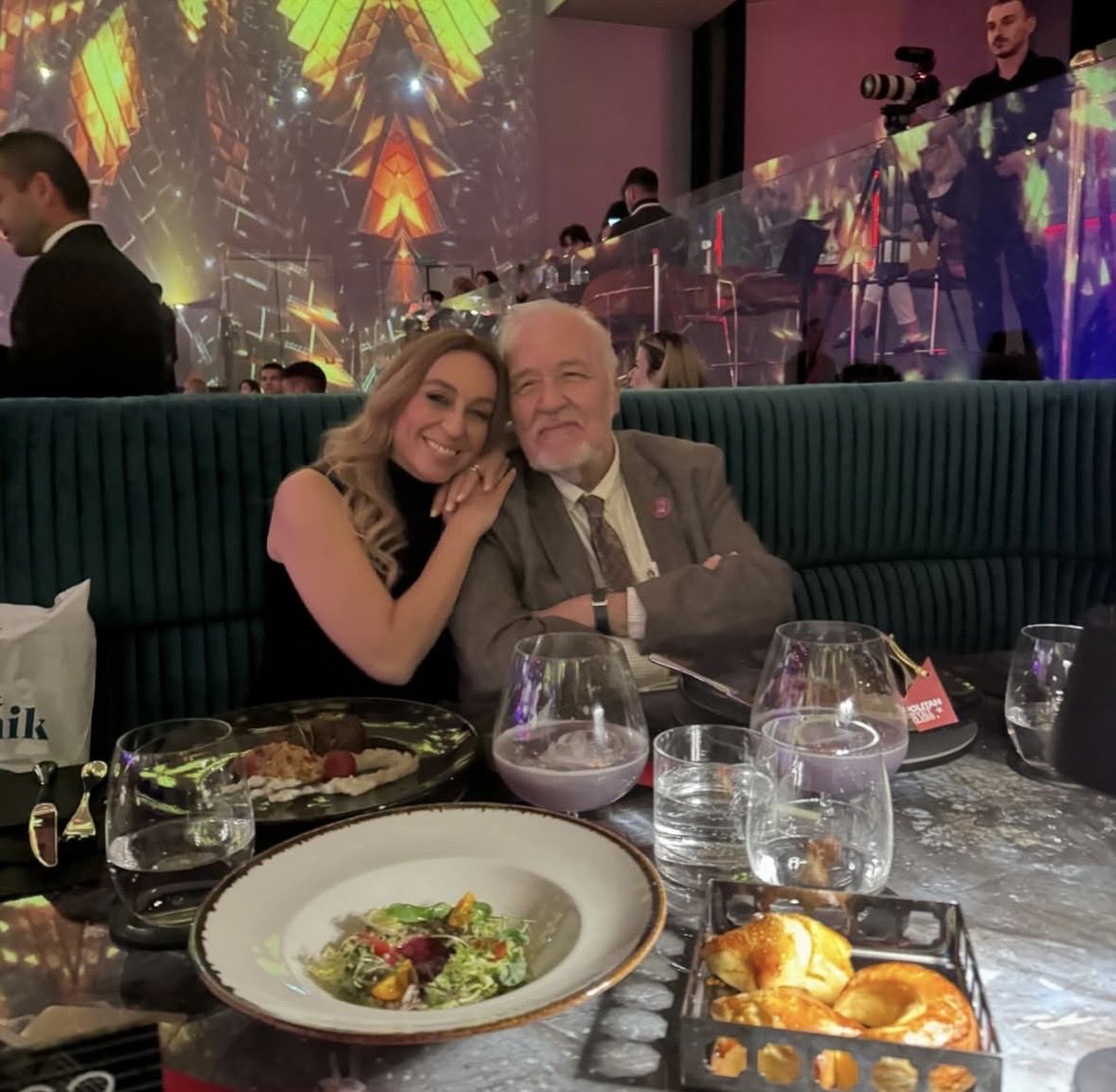 PRBANUTONGUC's tweet photo. Güle Güle Benim Canım İlber Hocam 
Yüreğimden kocaman  bir parçayı kopararak ayrıldın aramızdan Türk Tarihinin yaşayan hafızası , ülkemin en büyük değerlerindendin Bilgeliğin, tatlı huysuzluğun , yediğimiz gizli çikolatalarımız , kahkahalarımız ile seni özlem ile hatırlayacağım. https://t.co/Q5FG9LSoMA
