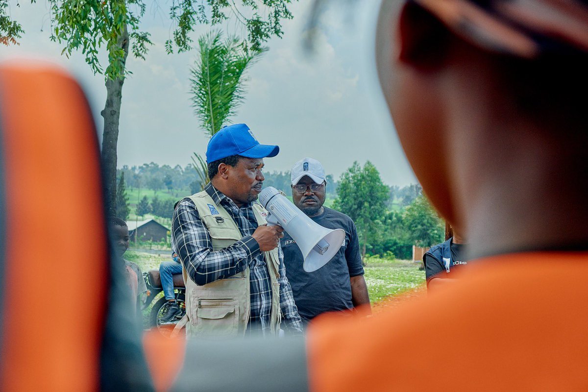 Vifederdc1's tweet photo. En images,la mission d’évaluation du @PNUDRDC sur les activités de la VIFEDE menées avec d’autres partenaires à Kiwanja, Kalengera et Rugari en territoire de Rutshuru Mission liée à un projet d’appui au résilience des communautés financé par la Coré à travers le @PNUDRDC https://t.co/LhRLqWapez