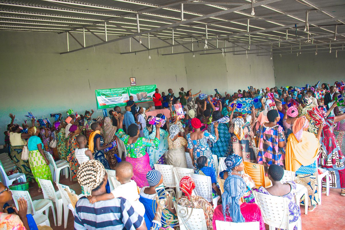 RTNBurundi's tweet photo. #𝗚𝗶𝗵𝗼𝘀𝗵𝗮 : 𝟭𝟰𝟴 𝘃𝗲𝘂𝘃𝗲𝘀 𝗱𝘂 𝗾𝘂𝗮𝗿𝘁𝗶𝗲𝗿 𝗪𝗶𝗻𝘁𝗲𝗿𝗲𝗸𝘄𝗮 𝗿𝗲𝗰̧𝗼𝗶𝘃𝗲𝗻𝘁 𝗱𝗲𝘀 𝗽𝗮𝗴𝗻𝗲𝘀
Ce samedi 14 mars 2026, 148 veuves du quartier #Winterekwa, en zone #Gihosha, ont reçu des pagnes lors d’une action de solidarité organisée par le chef de ce quartier. La cérémonie s’est déroulée en présence du chef de zone Gihosha, Ndayikeje Astère, qui a tenu à soutenir cette initiative destinée aux femmes à faibles moyens.
Selon lui, cette action caritative est organisée pour la sixième édition depuis 2020. Elle est rendue possible grâce à l’implication des responsables du quartier #Winterekwa ainsi que des citoyens attachés aux valeurs de solidarité. Ndayikeje Astère a souligné que cette initiative intervient au moment où le mois de mars est consacré à la dignité de la femme.
𝙐𝙣 𝙚𝙭𝙚𝙢𝙥𝙡𝙚 𝙖̀ 𝙨𝙪𝙞𝙫𝙧𝙚 𝙥𝙤𝙪𝙧 𝙡𝙚𝙨 𝙖𝙪𝙩𝙧𝙚𝙨 𝙦𝙪𝙖𝙧𝙩𝙞𝙚𝙧𝙨
Le chef de zone #Gihosha a salué l’engagement des responsables du quartier #Winterekwa pour la continuité de cette action de solidarité. Il a indiqué souhaiter que cet exemple inspire d’autres dirigeants locaux afin que, lors de la septième édition, les femmes vulnérables de tous les quartiers composant la zone #Gihosha puissent également en bénéficier.
Il a par ailleurs annoncé que la prochaine édition devrait être organisée à l’échelle de toute la zone afin de soutenir davantage de femmes à faibles revenus.
A cette occasion, il s’est engagé à offrir dix pagnes pour appuyer l’initiative.