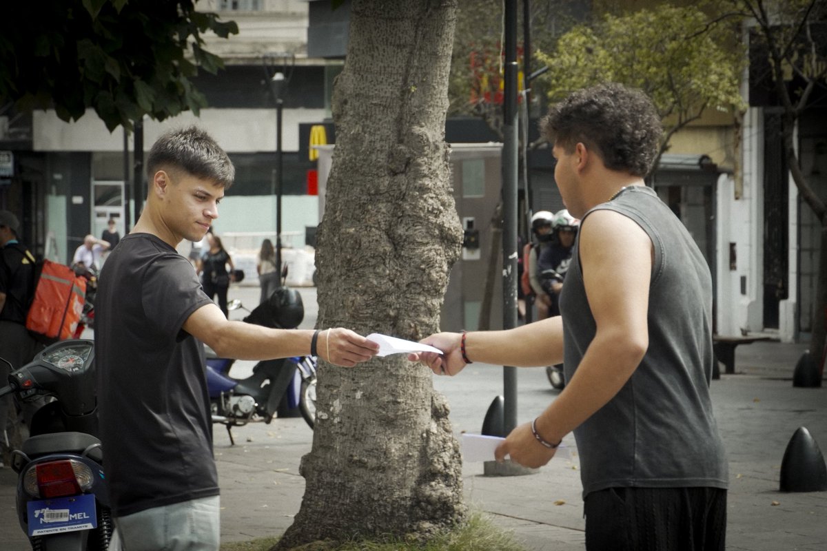 Lejos del ruido y de los populismos que no resuelven nada, acá nos importa lo que le pasa al jubilado, a los chicos y a cada uno. Te invitamos a sumarte a la Unión Cívica Radical para trabajar juntos con la honestidad, el compromiso y la decencia que hoy hacen falta.