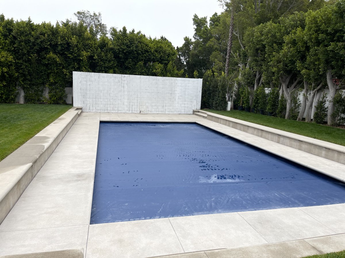 An automatic pool cover keeps your pool clean, warm, and always ready for a swim. Less debris, better heat retention, and added safety all with the push of a button. Spend less time cleaning and more time enjoying the water 🏊‍♂️☀️