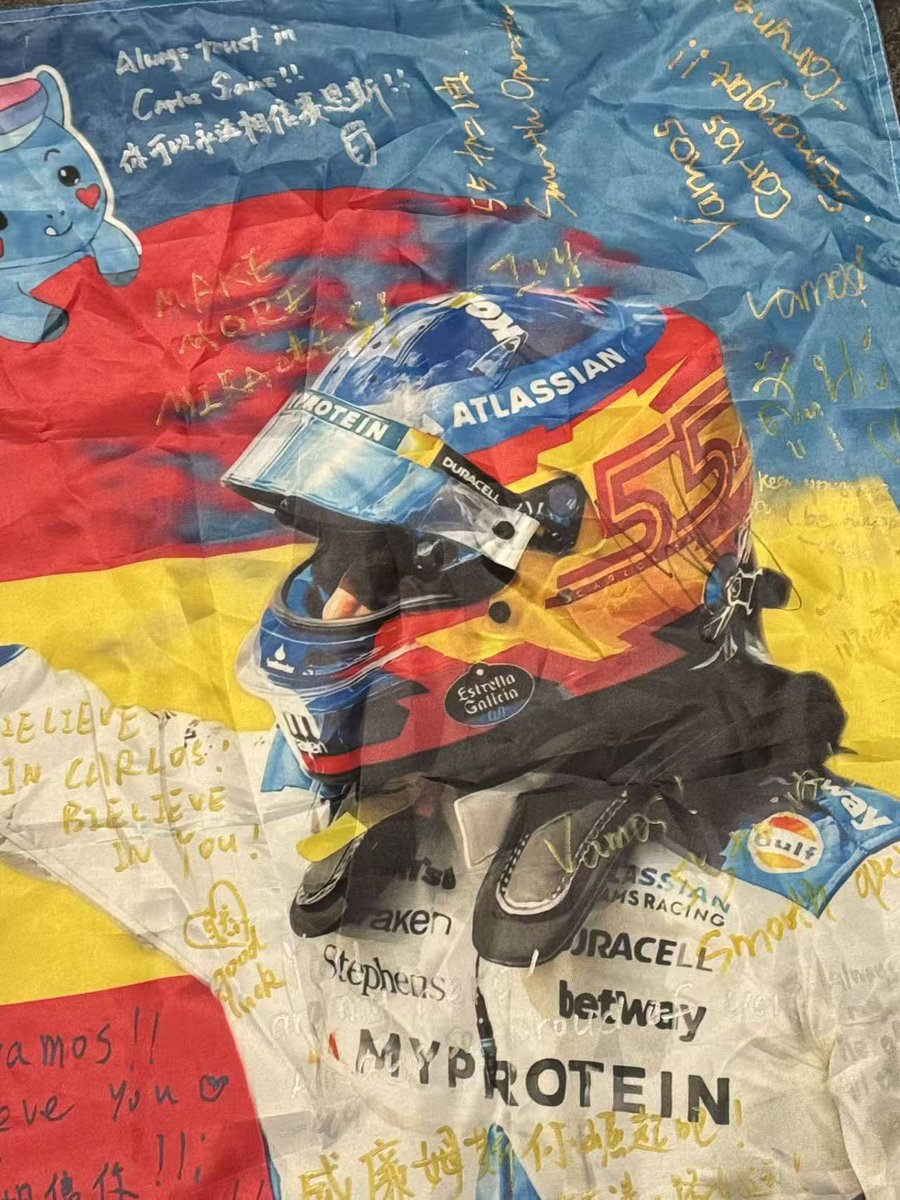 ProjectCS55CN's tweet photo. A very meaningful gift prepared by a Chinese fan to Carlos. A flag that has messages left by fans from all over the world at the Chinese GP🥹

Although she wasn’t able to give it to Carlos today, he signed on it 💙

Cr. avelina_0717

#CarlosSainz #ChineseGP https://t.co/NepePbPVam
