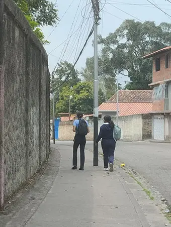 ReporteYa's tweet image. #14Mar #Táchira 
Vecinos y padres mantienen alerta en Guásimos tras la desaparición de Valery Yánez, de 16 años, desde el #6Mar, y un supuesto intento de secuestro en el liceo local. Las autoridades avanzan en las investigaciones y aumentaron la presencia policial en la zona. -