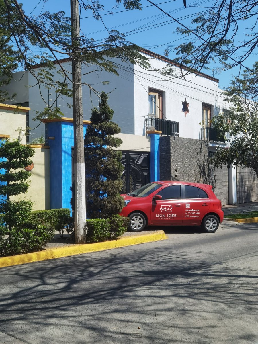 .<a href="/MovilidadZap/">Movilidad Zapopan</a> <a href="/PoderAG_Zap/">Poder AG Zapopan</a> bien bonito que vienen a trabajar y les vale madre si la gente puede o no pasar por la banqueta.
#MonIdee, manden a retirar su coche o multa <a href="/MovilidadZap/">Movilidad Zapopan</a>
Calle aurora 232, Chapalita Oriente