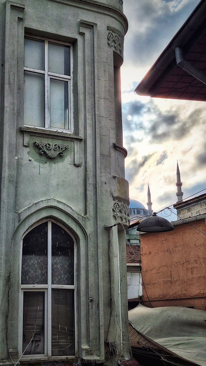 cagataytopcu's tweet photo. 📍Eminönü'nde yürürken... 🚶🏻♂️
#Eminönü #tarih #mimari #cami #hamam #çarşı #sütun #kültür #kültürelmiras #gezi #gezgin #istanbul https://t.co/clWPo65jUO