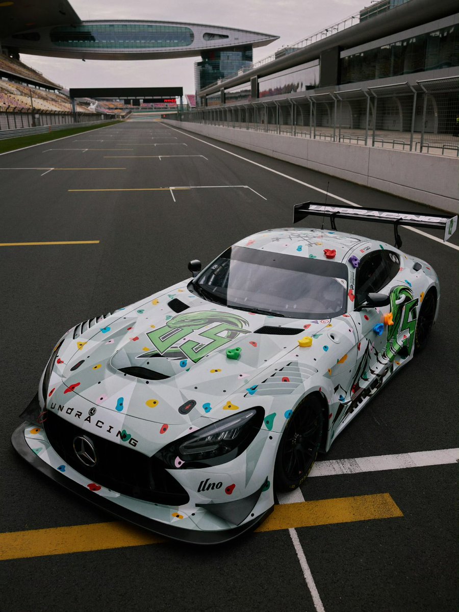 giegriffin's tweet photo. อี้ป๋อเปลี่ยนจาก Evisuracing เป็น 85racing แสดงว่า ก่อนหน้าที่หมดสัญญากับ Evisu ในไลน์สินค้าปกติ เหลือแต่สัญญานักแข่งรถ ตอนนี้สัญญานักแข่งก็หมดด้วยอะสิ เพราะตั้งแต่คันขาวมาก็ไม่เห็น logo Evisu แล้ว รอบนี้ Evisu ก็ไม่ได้สิทธิขายเสื้อคอลใหม่ แล้วก็ไม่มีตั๋วมาแจกด้วย 🤔🤔 https://t.co/0LIJWQdsof