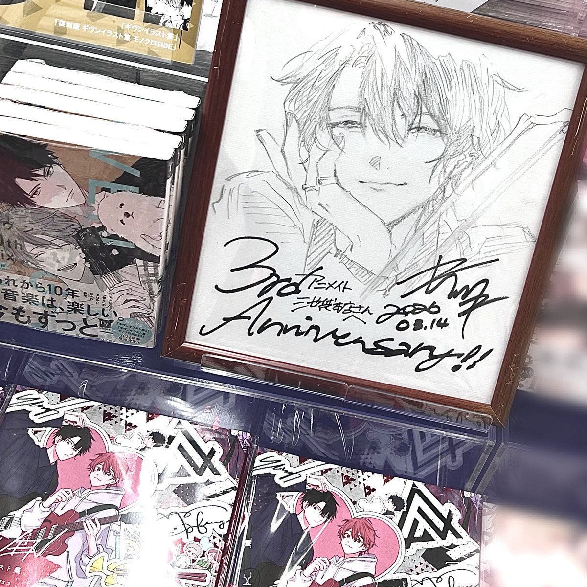 ___13rxx's tweet photo. 描きたてほやほやで飾られてるの知って速攻引き返しました、見れてよかった、、( ᵕ̩̩ㅅᵕ̩̩ )✨

優しいお顔眼福でした😭😭❕ https://t.co/ZVu9IgqQ8U