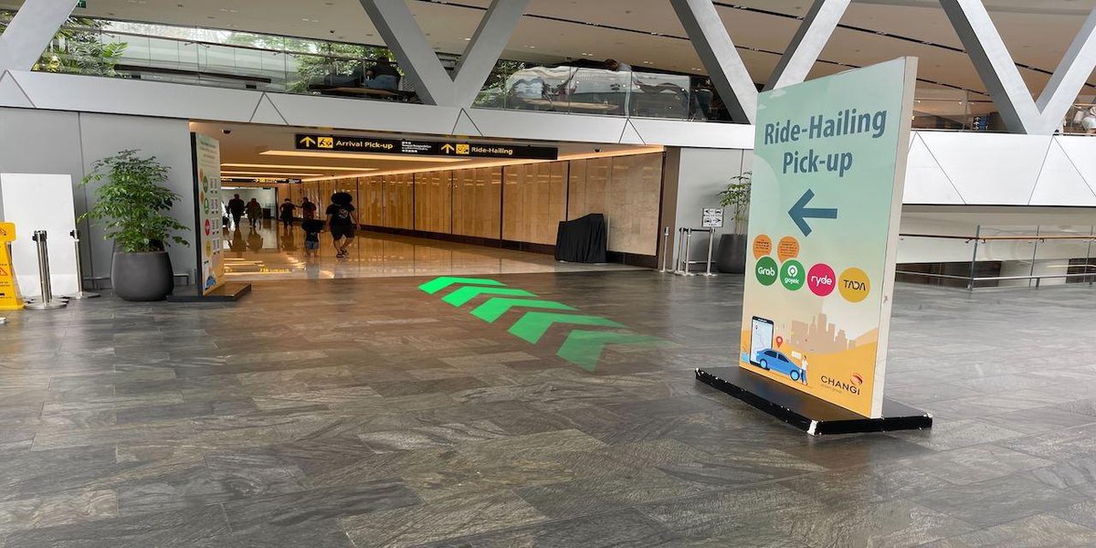 En varios aeropuertos del mundo, la prioridad no es el gremio sino el pasajero: conviven taxis concesionados, libres y apps bajo reglas claras y zonas definidas.
En Heathrow eliges sin fricción; en Changi hay filas únicas y señalización impecable. Civilidad ahorra tiempo y estrés