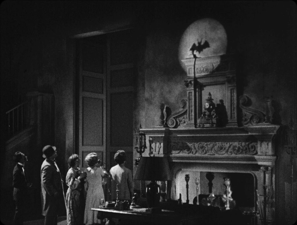 100YearsAgoLive's tweet photo. A new thriller film, The Bat, premieres in New York City. 

The movie features a villain in a cape and a bat mask, who is called by “bat-signal.” https://t.co/moRVOStN5G