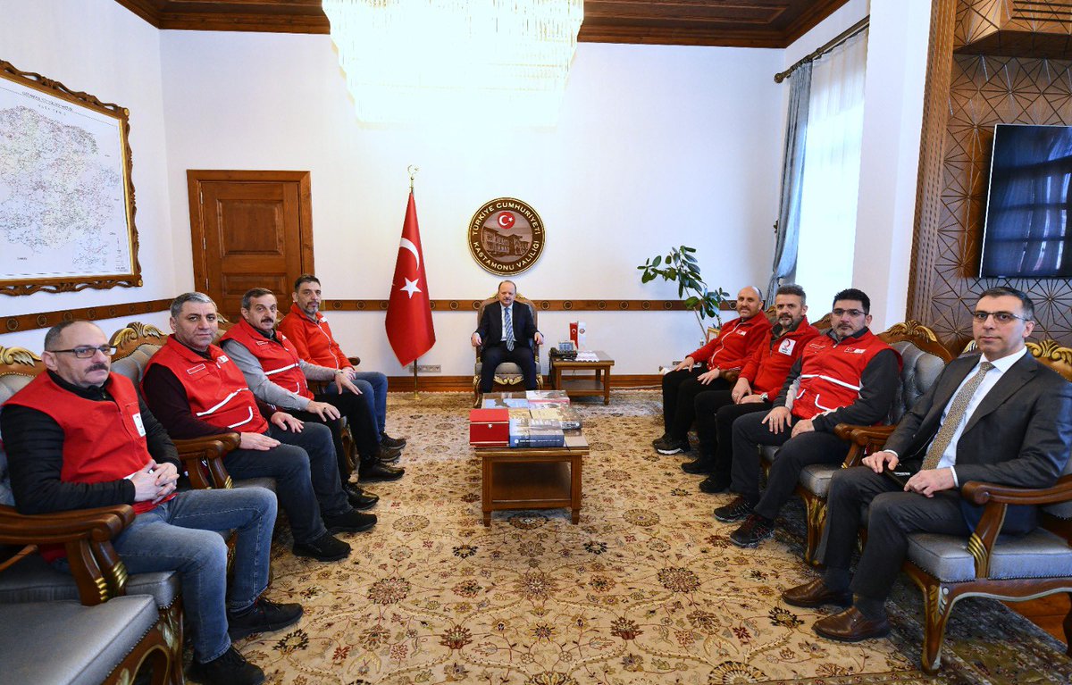 kastamonuvalilk's tweet photo. Türk Kızılay Kastamonu’da 6 bin 400 öğrenciye bayram sevinci yaşattı

Yaklaşan Ramazan Bayramı öncesinde Türk Kızılay Kastamonu Şube Başkanlığı ile Türk Kızılay Ataşehir Şube Başkanlığının işbirliğinde anlamlı bir etkinliğe imza atıldı.

İl merkezi ve 10 ilçede okulları ziyaret eden Türk Kızılay yöneticileri, öğrencilerle bir araya geldi. 

Ziyaretlerde, Türk Kızılayın faaliyetleri hakkında öğrencilere bilgiler verildi, yardımlaşmanın, dayanışmanın ve paylaşmanın önemi vurgulandı.

Bayram dolayısıyla üçlü kıyafet setlerinden oluşan 6 bin 400 paket hediye öğrencilere teslim edildi, yüzlerde tebessüme vesile olundu.

📌 Valimiz Meftun Dallı’ya ziyaret 

Valimiz Meftun Dallı, program kapsamında ilimizde bulunan Türk Kızılay Ataşehir Şube Başkanı Talha Keleş ile Türk Kızılay Kastamonu Şube Başkanı Sabit Tavil ve beraberlerindeki heyeti kabul etti.

Ziyarette, Kastamonu’da gerçekleştirilen organizasyona ilişkin görüş alışverişinde bulunuldu.

Valimiz, yapılan çalışmaların toplumsal birlik ve beraberliği pekiştiren, iyiliği çoğaltan, yardımlaşma ve dayanışma ruhunu canlı tutan faaliyetler olduğunu vurguladı. 

Özveriyle görev yapan tüm Kızılay personeline ve gönüllülerine teşekkür eden Valimiz, çalışmalarında kolaylıklar diledi.

#Kastamonu
#TürkKızılay
#Ramazan2026
#BayramSevinci

@MeftunDalli 
@Kizilay 
@kaskizilay037 
@kizilayatasehir