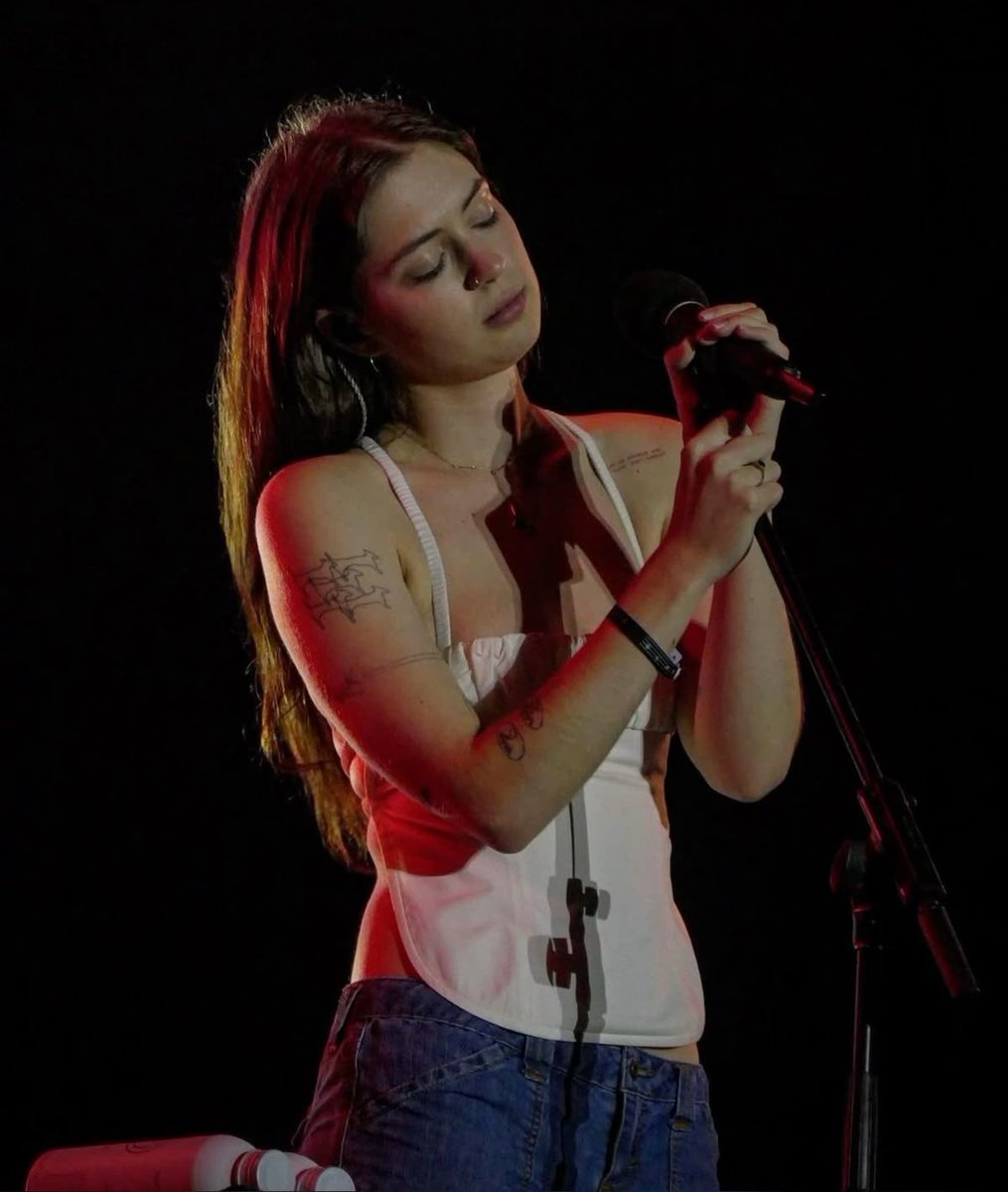 rainrockland's tweet photo. 🚨| Lizzy McAlpine is rumored to be featured on Gracie Abrams’s upcoming album.Album is set to release mid April-May. https://t.co/VmzjT9MKs0