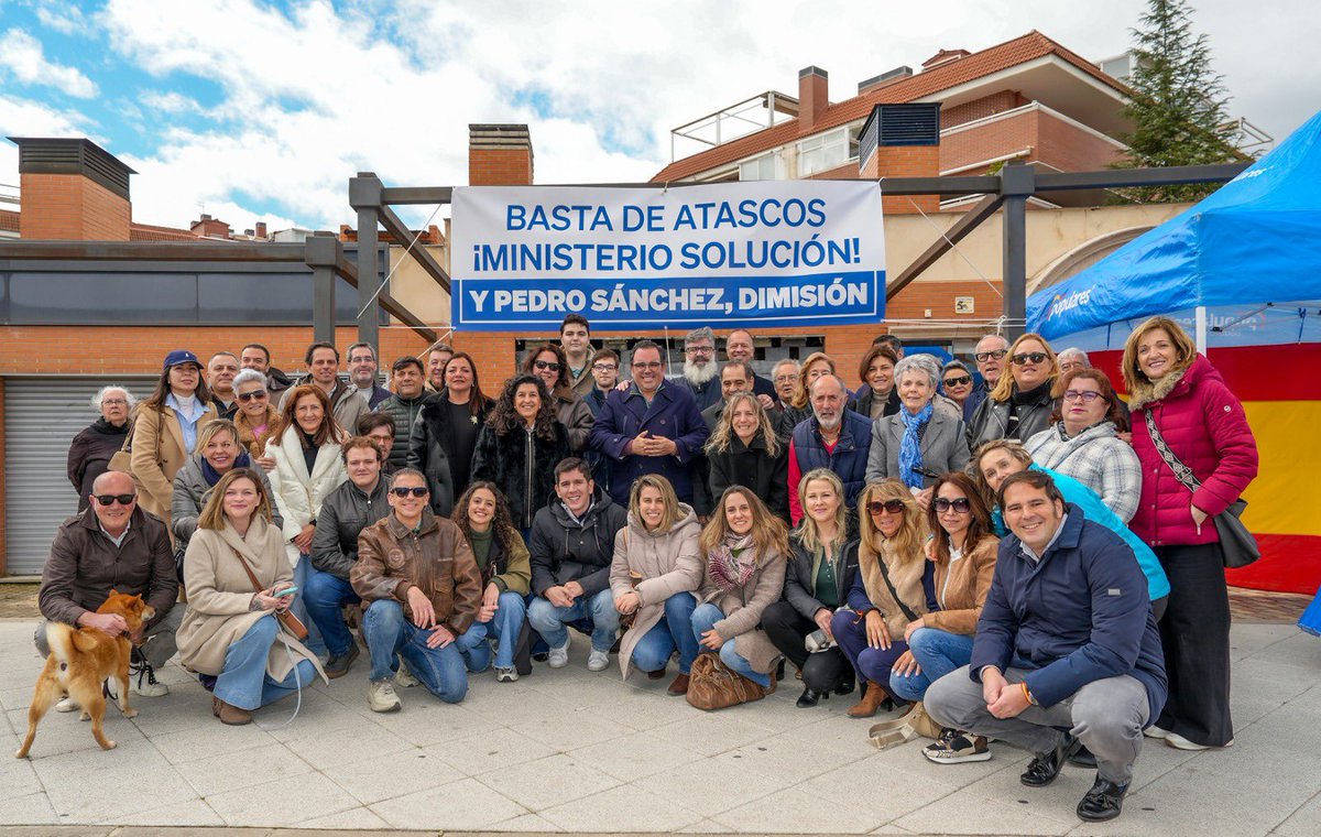 ppboadilla's tweet photo. Hoy, en nuestra mesa informativa, hemos exigido al gobierno socialista que solucione los problemas de tráfico en Boadilla 🔛 Basta de atascos, ¡ministerio solución! y Pedro Sánchez, dimisión.

💪 Lucharemos para que nuestro municipio no quede en el olvido de Óscar Puente. https://t.co/RS3YxnvY2W