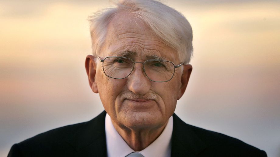 educ_pucsp's tweet photo. O pensamento contemporâneo perde um de seus pilares: Jürgen Habermas. 🕯️
​Para honrar seu legado, revisitamos o diálogo entre a razão comunicativa e o inconsciente em "Habermas com Lacan", de José Luiz Aidar Prado.
​Leitura essencial sobre linguagem e política. 📚 https://t.co/PyIR1o6WqX